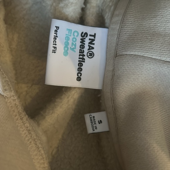 this hoodi is from Aritzia and it’s a size small - Picture 2 of 2